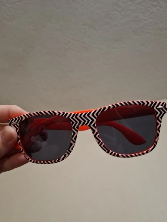 Black & White Zigzag Sunglasses — Women's Fashion Shades - Picture 4 of 4